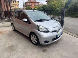 Grigio Usata 2011 Toyota Aygo Connect Style Due volumi | 5900 € (Buon prezzo)