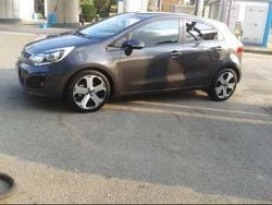 Grigio Usata 2015 Kia Rio Tre volumi | 7000 € (Buon prezzo)