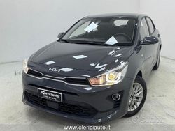 Grigio Usata 2022 Kia Rio Style Tre volumi | 13.500 € (Buon prezzo)