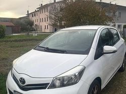 Bianco Usata 2014 Toyota Yaris Tre volumi | 9200 € (Buon prezzo)