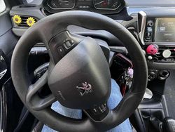 Usata 2016 Peugeot 208 Active Due volumi | 8900 € (Molto cara)