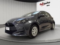 Dark grey met Usata 2025 Toyota Yaris Hybrid Active Due volumi | 17.400 € (Super prezzo)