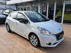 Bianco Usata 2014 Peugeot 208 Active Due volumi | 5900 € (Buon prezzo)