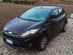 Usata 2010 Ford Fiesta Tre volumi | 3900 € (Buon prezzo)