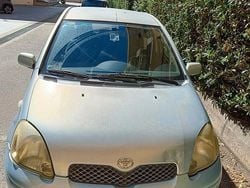 Usata 2005 Toyota Yaris Tre volumi | 2600 €