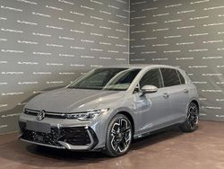 Grigio Nuova 2025 VW Golf VIII R-line Tre volumi | 37.900 € (Molto cara)