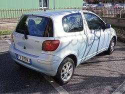 Blu/azzurro Usata 2005 Toyota Yaris Sol Tre volumi | 2250 € (Buon prezzo)