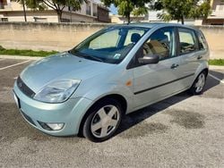 Verde Usata 2004 Ford Fiesta Zetec Tre volumi | 2800 € (Cara)