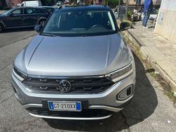 Grigio tetto nero Usata 2024 VW T-Roc Life SUV | 26.800 € (Buon prezzo)