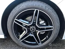 Argento Usata 2024 Mercedes A180 AMG Line Premium Tre volumi | 34.184 € (Buon prezzo)