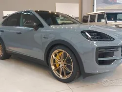 Gray Nuova 2024 Porsche Cayenne Turbo E-Hybrid SUV | 204.900 €