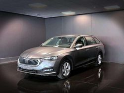 Grigio Usata 2023 Skoda Octavia Executive Station wagon | 21.300 € (Buon prezzo)