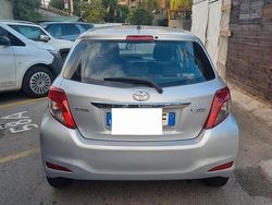 Grigio Usata 2013 Toyota Yaris Tre volumi | 7000 € (Ottimo prezzo)