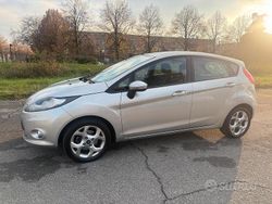 Grigio Usata 2012 Ford Fiesta Tre volumi | 4900 € (Buon prezzo)