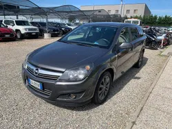 Grigio scuro Usata 2010 Opel Astra Edition Station wagon | 3900 € (Buon prezzo)