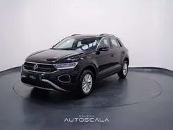 Deep black Nuova 2024 VW T-Roc Life SUV | 31.990 € (Buon prezzo)