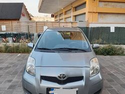 Grigio Usata 2010 Toyota Yaris Tre volumi | 5500 € (Buon prezzo)