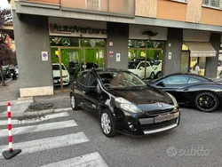 Nero metallizzato Usata 2011 Renault Clio II Dynamique Tre volumi | 3870 € (Buon prezzo)