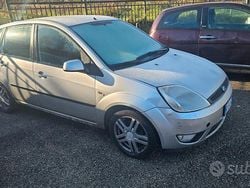 Grigio Usata 2006 Ford Fiesta Ghia Tre volumi | 1700 € (Ottimo prezzo)