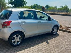 Grigio Usata 2011 Toyota Yaris Tre volumi | 4500 € (Buon prezzo)