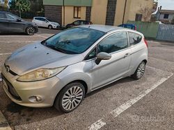 Grigio Usata 2010 Ford Fiesta Tre volumi | 3900 € (Buon prezzo)