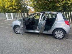 Grigio Usata 2007 Renault Clio III Dynamique Tre volumi | 2490 € (Buon prezzo)