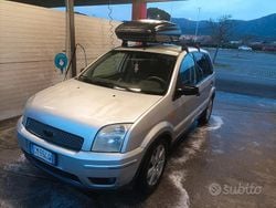 Grigio Usata 2004 Ford Fusion Tre volumi | 700 € (Buon prezzo)