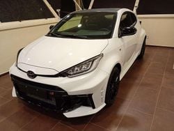 Bianco Nuova 2025 Toyota Yaris Tre volumi | 55.000 € (Buon prezzo)