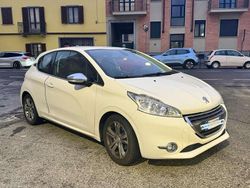 Bianco Usata 2013 Peugeot 208 Allure Due volumi | 5900 € (Buon prezzo)
