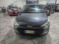 Grigio Usata 2016 Hyundai i20 Comfort Tre volumi | 7900 € (Ottimo prezzo)