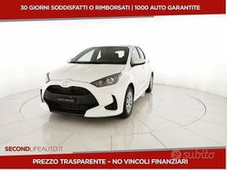 Bianco Usata 2022 Toyota Yaris Active Tre volumi | 15.500 € (Cara)