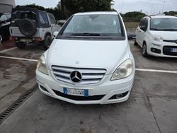 Bianco Usata 2011 Mercedes A180 Avantgarde Tre volumi | 2850 € (Ottimo prezzo)