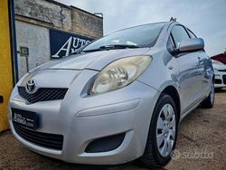 Grigio Usata 2009 Toyota Yaris Tre volumi | 3999 € (Buon prezzo)