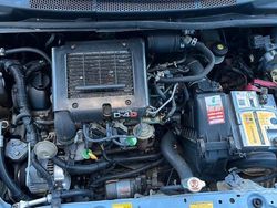 Grigio Usata 2002 Toyota Yaris Tre volumi | 1500 € (Buon prezzo)