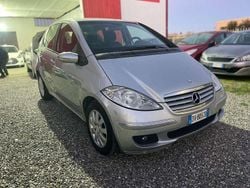 Grigio chiaro Usata 2009 Mercedes 180 Avantgarde Tre volumi | 3500 € (Buon prezzo)