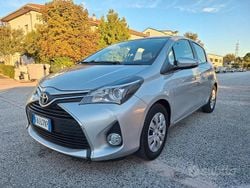 Argento Usata 2015 Toyota Yaris Active Tre volumi | 9900 € (Buon prezzo)