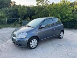 Grigio Usata 2005 Toyota Yaris Sol Tre volumi | 2000 € (Buon prezzo)