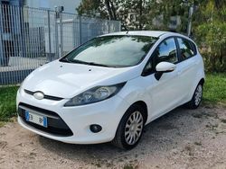 Bianco Usata 2010 Ford Fiesta Tre volumi | 3900 € (Buon prezzo)