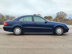 Blu/azzurro Usata 2003 Mercedes E220 Elegance Tre volumi | 6200 € (Molto cara)