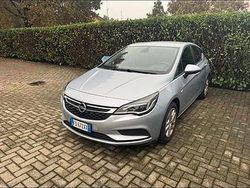 Grigio Usata 2016 Opel Astra Tre volumi | 5800 € (Super prezzo)