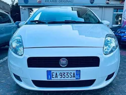 Bianco divino Usata 2010 Fiat Grande Punto Due volumi | 4500 € (Buon prezzo)