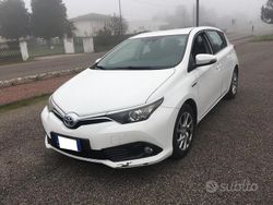 Bianco Usata 2016 Toyota Auris Hybrid Active Tre volumi | 9900 € (Buon prezzo)