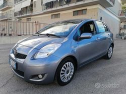 Grigio Usata 2011 Toyota Yaris Tre volumi | 5990 € (Buon prezzo)