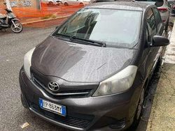 Usata 2012 Toyota Yaris Tre volumi | 6000 € (Cara)