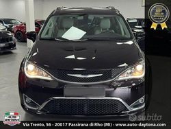 Braun neromarrone Usata 2016 Chrysler Pacifica Touring Station wagon | 22.500 €