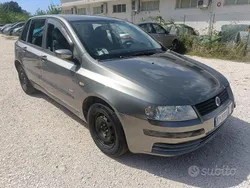 Grigio Usata 2005 Fiat Stilo Feel Tre volumi | 900 € (Ottimo prezzo)