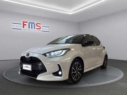 Bianca e nera Usata 2021 Toyota Yaris Hybrid Style Tre volumi | 14.900 € (Buon prezzo)