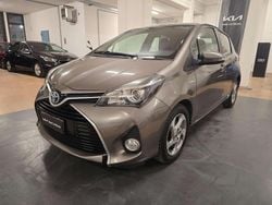 Grigio Usata 2016 Toyota Yaris Hybrid Tre volumi | 9900 € (Buon prezzo)