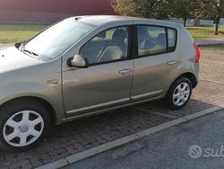 Verde Usata 2009 Dacia Sandero Due volumi | 700 € (Buon prezzo)