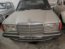 Grigio Usata 1982 Mercedes 240 Tre volumi | 11.000 €